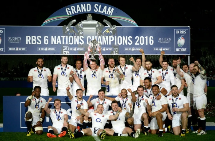 Le XV de la Rose vainqueur du Grand Chelem à l'issue du match contre la France dans le Tournoi des six nations, le 19 mars 2016 à Saint-Denis