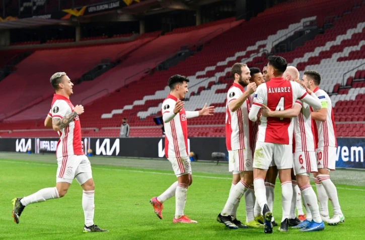 Le milieu de terrain de l'Ajax Amsterdam, Davy Klaassen (2e d), est félicité par ses coéquipiers après avoir ouvert le score contre Lille, lors du 16e de finale retour de la Ligue Europa, le 25 février à Amsterdam