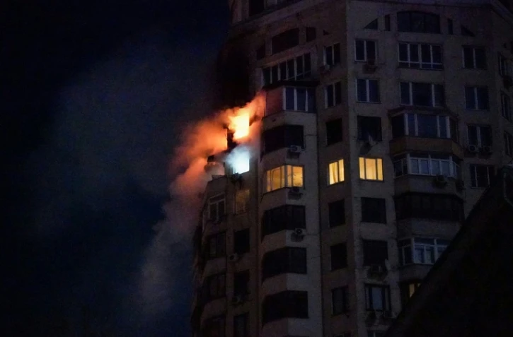 Un Incendie dans un immeuble d'habitation après une attaque aérienne russe à Kiev, tôt le 3 février 2026, en Ukraine