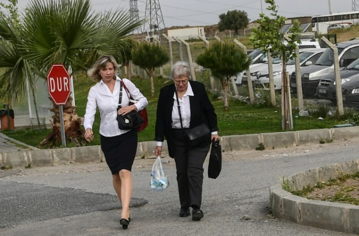 Norine Brunson (g) arrive pour assister au procès de son époux, le pasteur américain Andrew Brunson, le 16 avril à Aliag, en Turquie