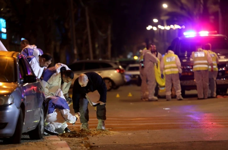 Les enquêteurs israéliens sur les lieux de l'attaque de Hadera, dans le nord d'Israël, le 27 mars 2022