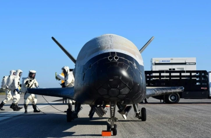Photo transmise par la marine américaine de l'X-37B, qui atterrit en Floride le 7 mai 2017
