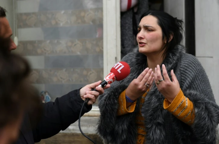 La mère de la fillette de cinq ans dont le corps sans vie a été découvert la veille, fait une déclaration à la presse, le 26 avril 2023 à Rambervillers, dans les Vosges