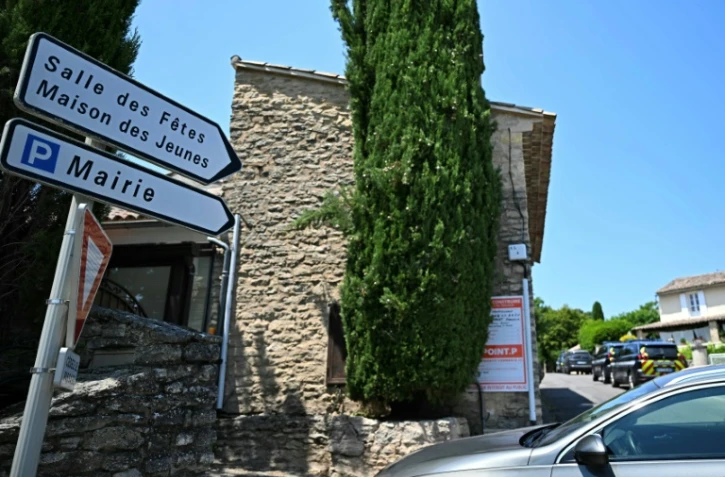 Un panneau indique la direction de la salle des fêtes de Goult, dans le département du Vaucluse, le site d'une fusillade mortelle lors d'une fête de mariage, le 22 juin 2025