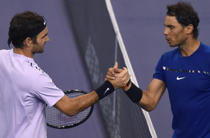 L'Espagnol Rafael Nadal serre la main de Roger Federer après la victoire du Suisse en finale du tournoi de Shanghai, le 15 octobre 2017 