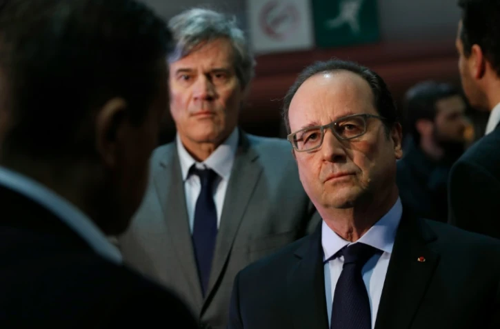 François Hollande et le ministre de l'Agriculture Stéphane Le Foll (G) à leur arrivée le 27 février 2016 au Salon de l'Agriculture à Paris