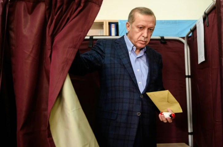 Le président Recep Tayyip Erdogan vote à Istanbul, le 1er novembre 2015