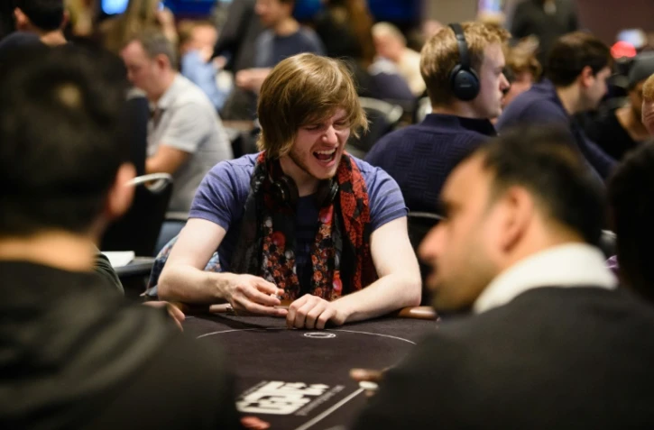 Le joueur de poker britannique Charlie Caroll lors d'un tournoi au casino Grosvenor Victoria à Londres, le 26 novembre 2015