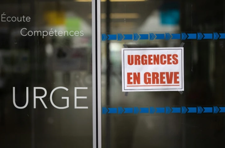 La porte des urgences du CHU de Brest avec un panneau "Urgences en grève", le 22 août 2024