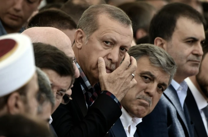 Le président turc Erdogan (c) lors des funérailles d'une victime du putsch, le 17 juillet 2016 à Istanbul