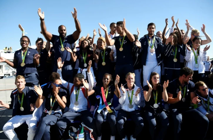 Teddy Riner et d'autres médaillés des Jeux de Rio à leur arrivée à l'aéroport Roissy-Charles-De-Gaulle, le 23 août 2016 