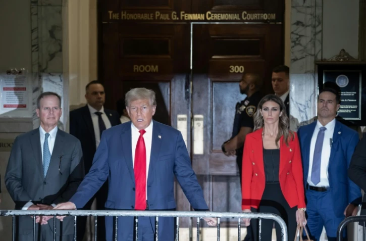 L'ancien président des Etats-Unis Donald Trump s'adresse à la presse le 3 octobre 2023 au palais de Justice de Manhattan, New York, au second jour d'un procès civil pour fraudes contre son groupe familial Trump Organization