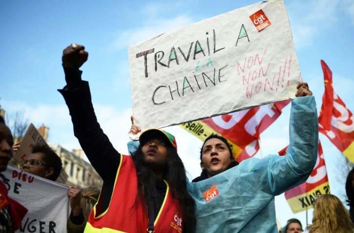 Des employées des Ehpad manifestent mardi 30 janvier 2018 à Marseille portant des pancartes avec un slogan "non au travail à la chaîne"