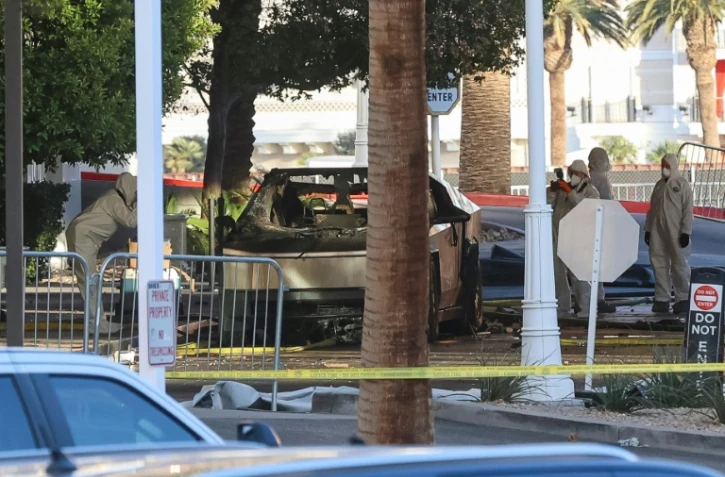 Les enquêteurs prennent une photo du véhicule Tesla qui a explosé devant l'hôtel Trump de Las Vegas, le 1er janvier 2025