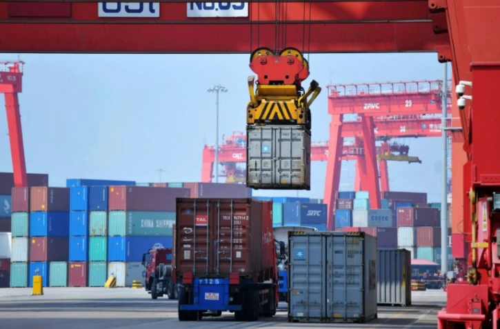Des conteneurs au port de Qingdao, le 8 juin 2018 en Chine