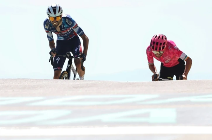 Valentin Paret-Peintre (G) au sprint avec Ben Healy lors de l'arrivée de la 16e étape du Tour de France, au Mont Ventoux, le 22 juillet 2025