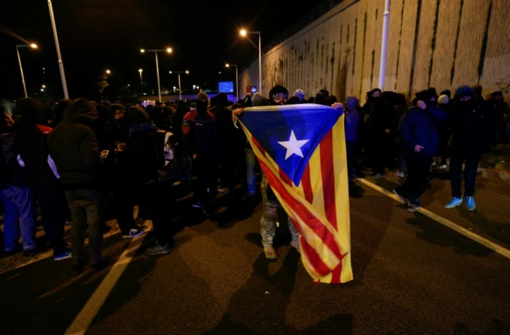 Des indépendantistes catalans bloquent une route à Barcelone pour tenter d'empêcher la réunion gouvernementale délocalisée, le 21 décembre 2018