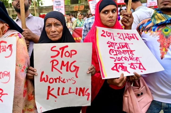 Des ouvriers du textile manifestent Ă Dacca le 10 novembre 2023 pour demander une hausse de leurs salaires