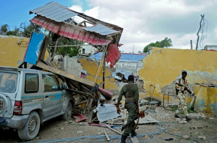 Des forces de sécurité somaliennes sur les lieux d'un attentat à la voiture piégée à Mogadiscio, le 9 mai 2016