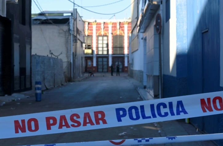 La police bloque l'accès d'une rue à Murcie, en Espagne, le 2 octobre 2023, après un incendie ayant fait au moins treize morts dans une discothèque