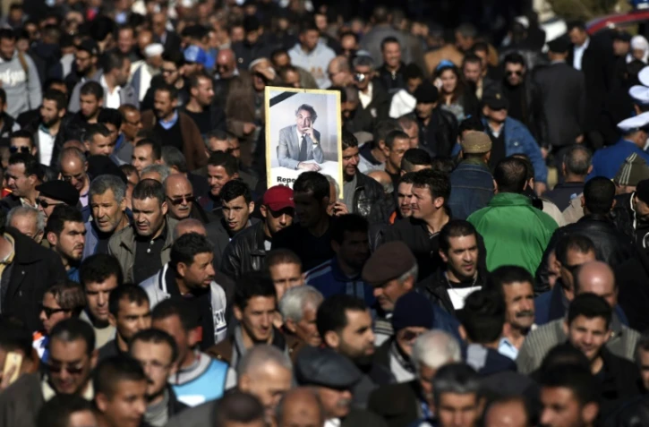 Les funérailles, dignes d'un chef d'Etat et suivies par des dizaines de milliers de personnes, de l'opposant algérien Hocine Aït-Ahmed, le 1er janvier 2016 à Alger