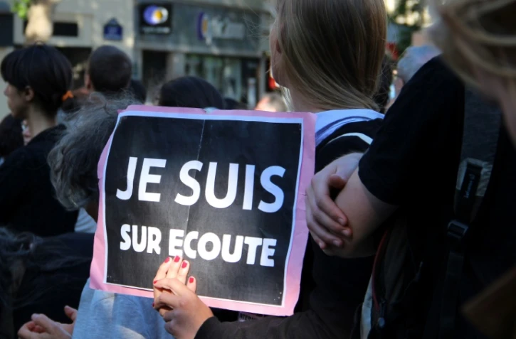 Manifestation le 8 juin 2015 place de la République à Paris contre la loi Renseignement qui met en place des mesures controversées sur le plan des atteintes à la vie privée