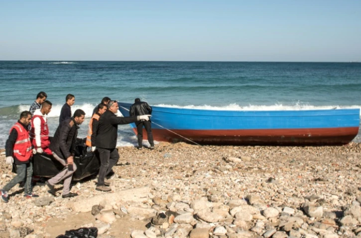 Des membres du Croissant Rouge libyen transportent le corps d'un noyé, le 4 janvier à Tripoli