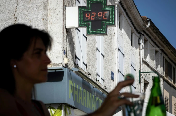 La température affiche 42°C à Aigre, en Charente, durant la vague de chaleur qui touche la France, le 17 juin 2022