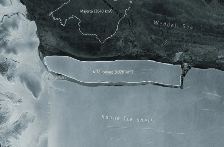 Image fournie par l'ESA montrant l'iceberg baptisé A-76 le 9 mars 2021 avant son détachement de la banquise de Ronne en Antarctique
