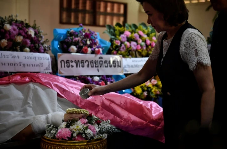 Une personne se recueille le 10 février 2020 à Nakhon Ratchasima devant le corps d'une des victimes de la tuerie sans précédent survenue dans cette ville du nord-est de la Thaïlande