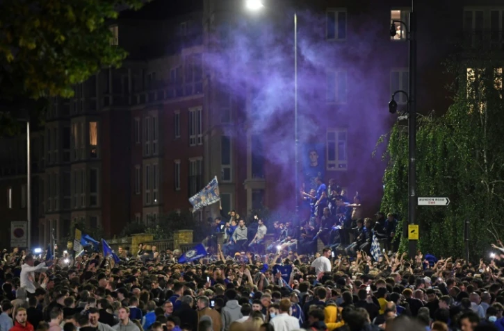 Des supporters de Chelsea fĂŞte la victoire en Ligue des Champions Ă Londres le 29 mai 2021