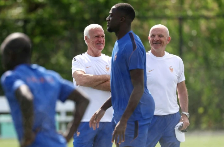 Le sélectionneur de la France Didier Deschamps (à gauche en maillot blanc) et son assistant Guy Stephan lors d'un entraînement à East Hanover (New Jersey) le 15 juin 2026
