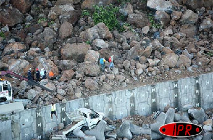Vendredi 24 mars 2006 - 

30 000 tonnes de rochers sont tombées sur la route du littoral. Deux personnes ont été tuées et deux ont été blessées