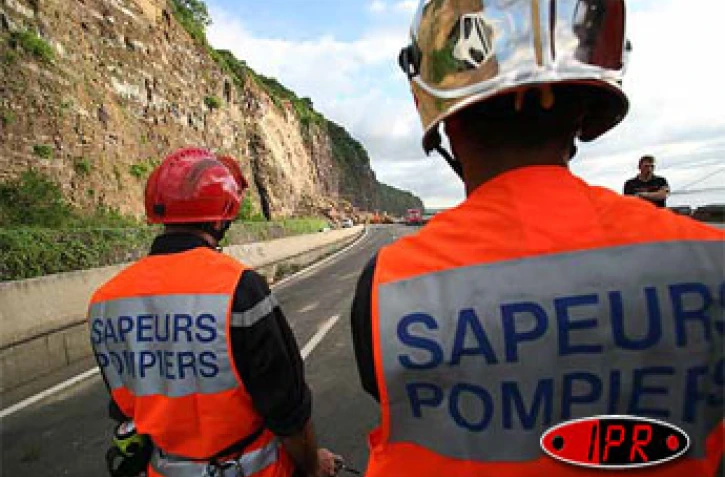 Lundi 27 mars 2006 -

Les travaux de déblaiement de la route du littoral se poursuivent sans relâche