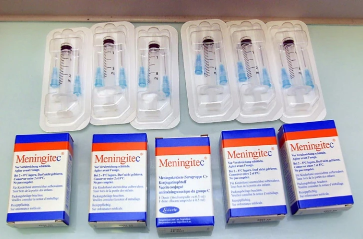 Une série de vaccin Meningitec et des seringues disposées sur une table, le 16 janvier 2002 à Clermont-Ferrand