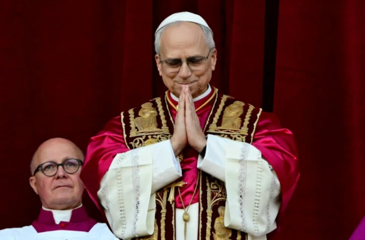 Le pape Léon XIV au balcon de la basilique Saint-Pierre au Vatican le 8 mai 2025 