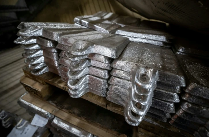 Des plaques d’argent non raffinées, empilées avant d’être traitées dans la fonderie de Głogów, propriété de KGHM, le géant métallurgique du pays, le 24 mars 2026, en Pologne