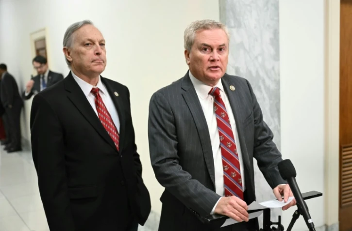 Le président républicain de la commission des enquêtes de la Chambre des représentants, James Comer (D) et Andy Biggs (G), autre élu républicain de cette commission, à l'issue d'une audition à huis clos en visioconférence avec Ghislaine Maxwell, à Washington le 9 février 2026