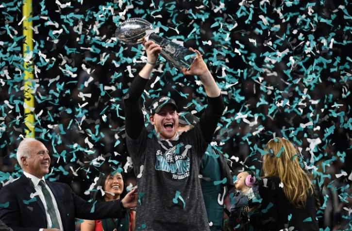 Le quaterback des Philadelphia Eagles, Carson Wentz, laisse éclater sa joie après remporté le Super face aux New England Patriots à Minneapolis, Minnesota, le 4 février 2018