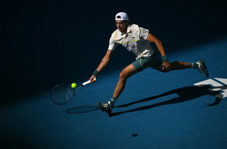 Le joueur de tennis français Arthur Cazaux renvoie la balle lors de sa défaite contre le Polonais Hubert Hurkacz en huitièmes de finale de l'Open d'Australie à Melbourne, le 22 janvier 2024 