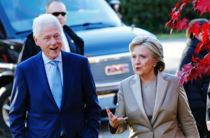 Bill et Hillary Clinton à la sortie du bureau de vote le 8 novembre 2016 à Chappaqua à New York