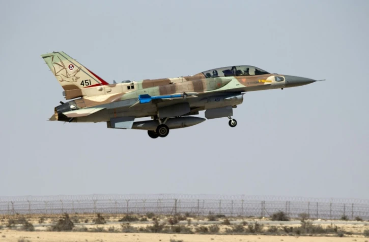 Un F-16 de l'armée israélienne décolle de la base militaire de Ramon dans le désert du Negev en Israël, le 21 octobre 2013