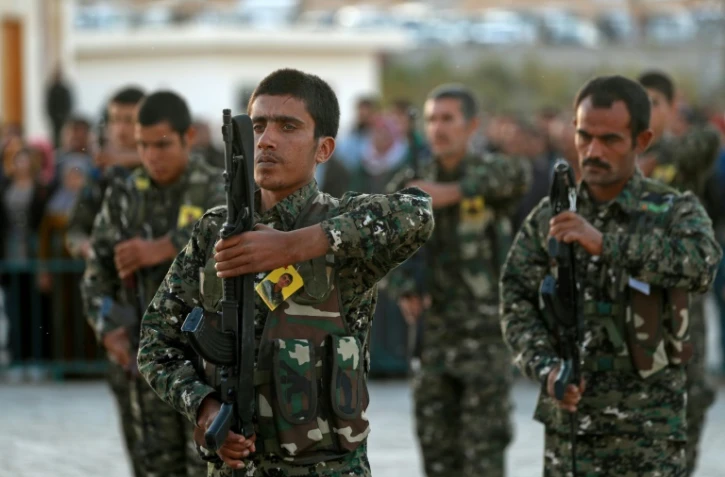 Photo prise à Kobané (nord de la Syrie) le 6 novembre 2018 de combattants des Forces démocratiques syriennes (FDS) assistant aux obsèques d'un des leurs, tué dans une offensive de jihadistes contre une de leurs positions près de Deir Ezzor (est)