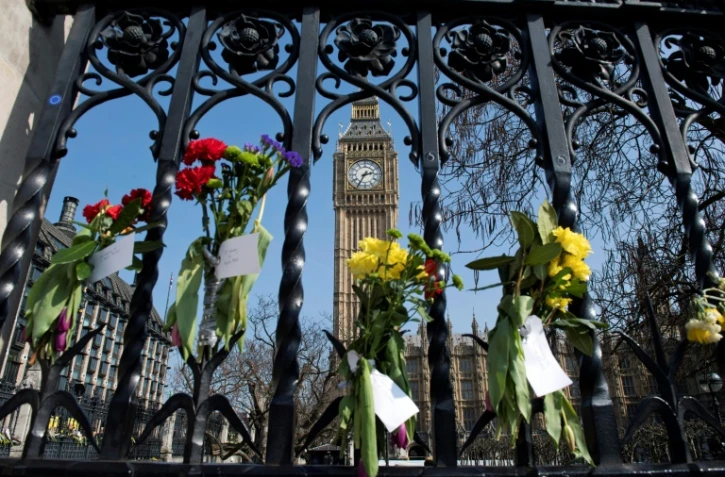 Hommages aux victimes de l'attentat de Londres déposés, le 27 mars 2017, devant le Parlement britannique