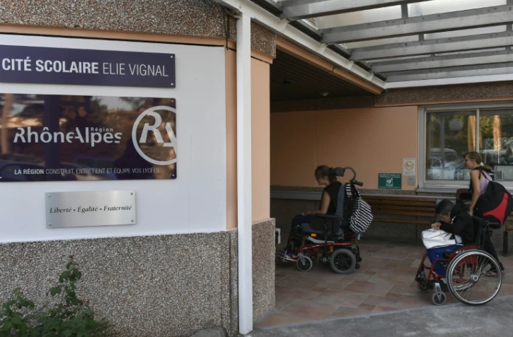 La rentrée des classes pour des enfants handicapés ou malades au collège Élie Vignal à  Caluire-et-Cuire, près de Lyon, en France, le 1er septembre 2016