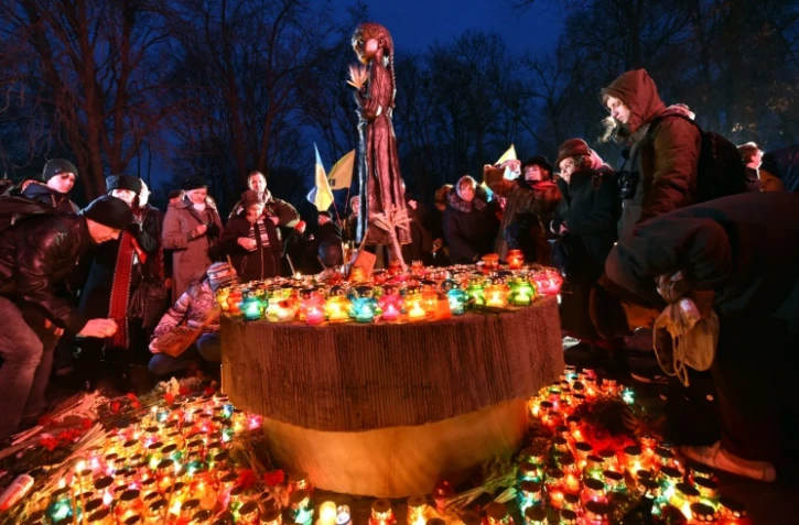 Des Ukrainiens rendent hommage aux millions de victimes de la grande famine des années 1932-1933 à Kiev, le 28 novembre 2015