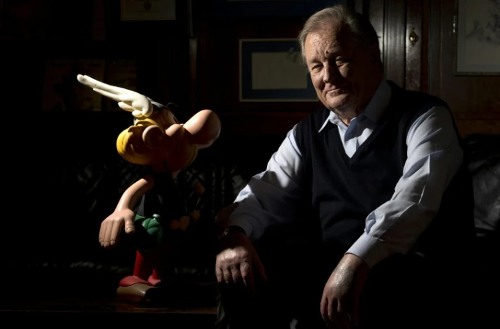 Le dessinateur Albert Uderzo près d'une figurine Astérix, le 10 octobre 2013 à Neuilly-sur-Seine