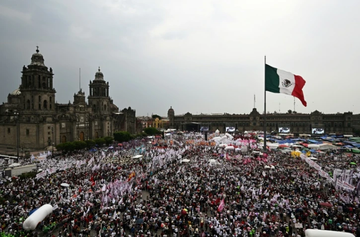 Vue générale du Zocalo, la plus grande place d'Amérique latine, lors la dernière réunion publique de la favorite de l'élection présidentielle du 2 juin, la candidate de la gauche au pouvoir Claudia Sheinbaum, à Mexico le 29 mai 2024