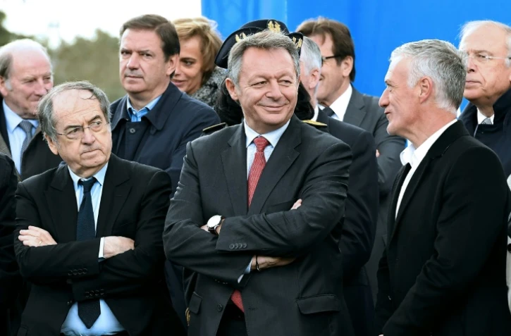 Le président de la Fédération française de football Noël le Graët (g) discute avec le secrétaire d'Etat aux sports Thierry Braillard (c) et l'entraîneur de l'équipe de France de football Didier Deschamps, le 8 avril 2016 à Clairefontaine-en-Yvelines