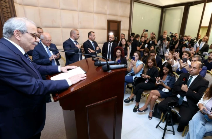 Image fournie par la présidence libanaise du Premier ministre libanais Nawaf Salam devant la presse à Baabda, près de Beyrouth, le 5 août 2025